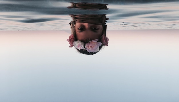 Photo upside down image of woman in swimming pool