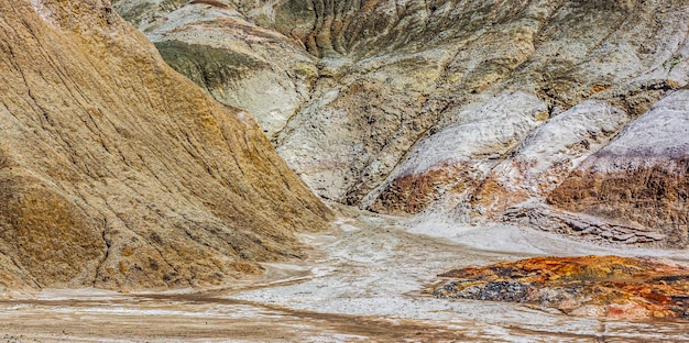 Cave di argilla refrattaria degli urali. natura dei monti urali