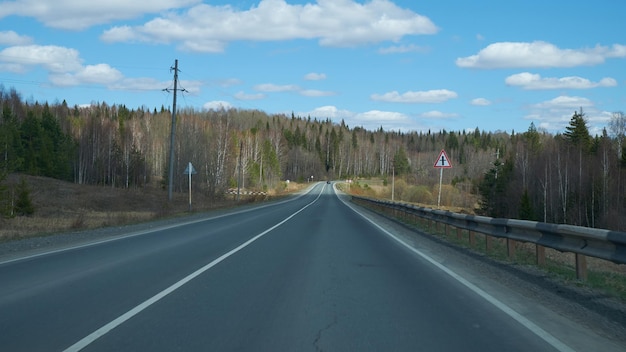 Фото Уральская дорога в весеннем лесу