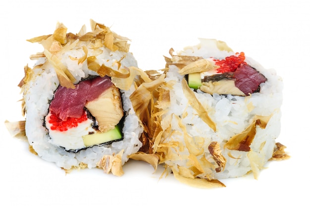 Uramaki maki sushi, twee rollen geïsoleerd op wit