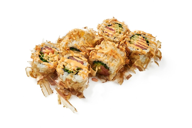 Uramaki sushi roll bonito met tonijn en pikante saus. Klassieke Japanse keuken. Voedsellevering. Geïsoleerd op wit.