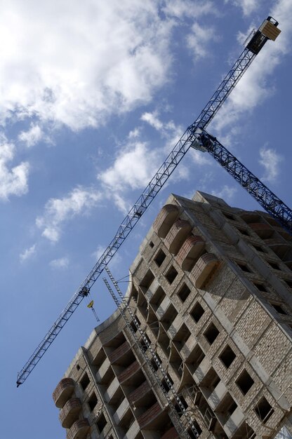 空と雲を背景にした建物の都市建築