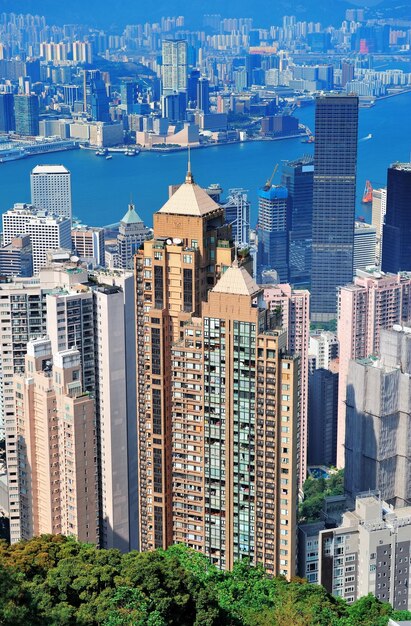 Architettura urbana a hong kong nel corso della giornata vista dalla cima della montagna