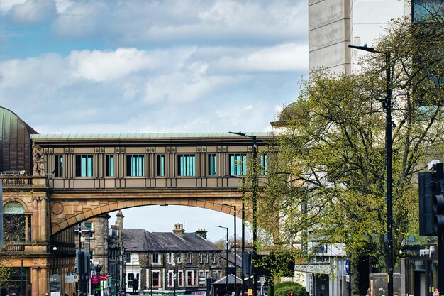 Photo urban blend train over pedestrian bridge in harrogate north yorkshire