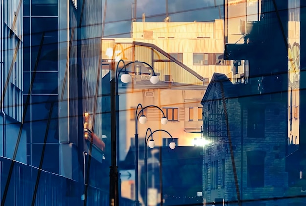 都会のライフ スタイル モダンでヴィンテージの建物の窓の witrines の反射