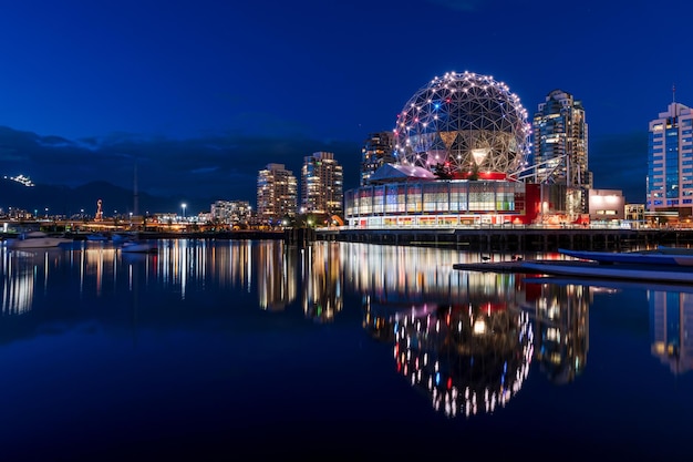 Notte della città urbana vista panoramica crepuscolare del porto turistico di vancouver skyline e riflessione delle luci degli edifici