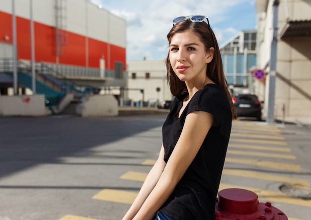 Foto ragazza alla moda urbana in posa all'aperto in città.