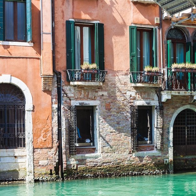 ヴェネツィアの運河のウォーター フロントにある都市の家
