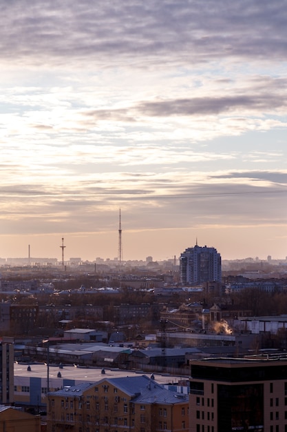 Городской индустриальный пейзаж вечером на закате. Красивое голубое небо, креативные бизнес-здания и жилые дома. Панорамный снимок с высоты