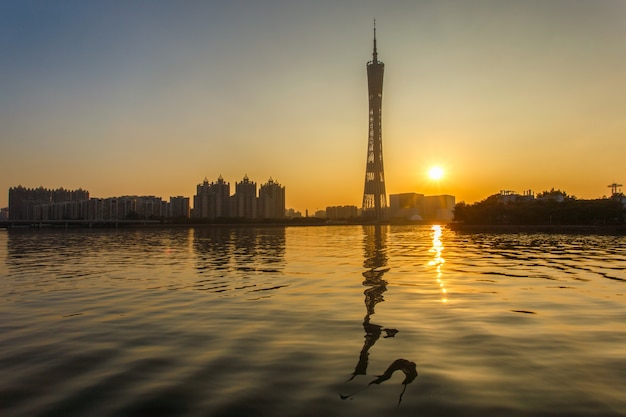 Городской пейзаж города Гуанчжоу во время заката, Китай