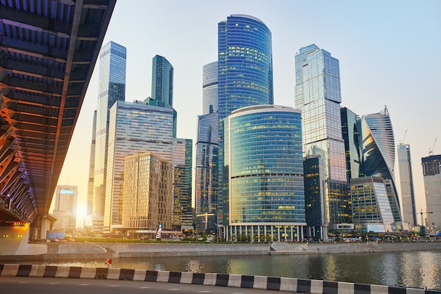 Городской пейзаж Москвы-сити, деловой центр с многоэтажными домами. Небоскребы в легком закате и голубом небе вечером. Москва. Россия.