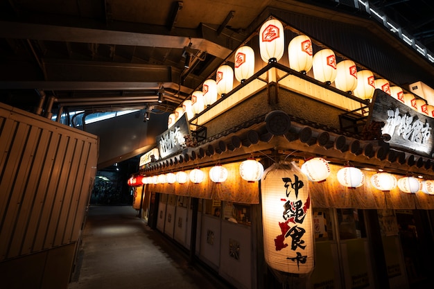 街の明かりで夜の都市景観