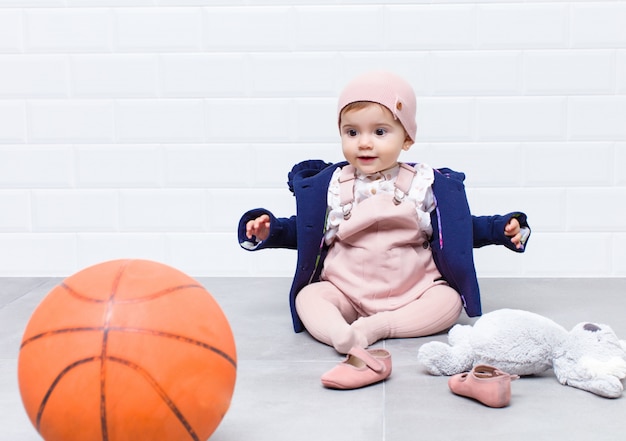 Photo urban look baby with basket ball