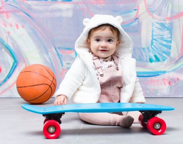 写真 スケートボードで都会的な赤ちゃん