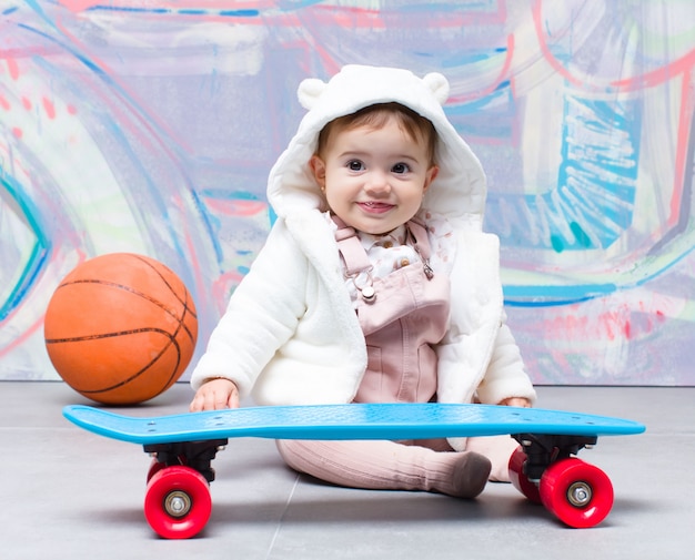 Look urbano bambino con tavola da skate