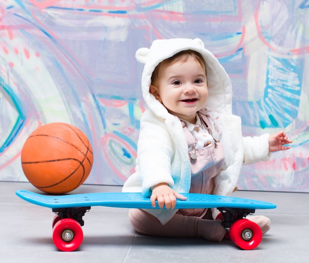 Photo urban look baby with skate board