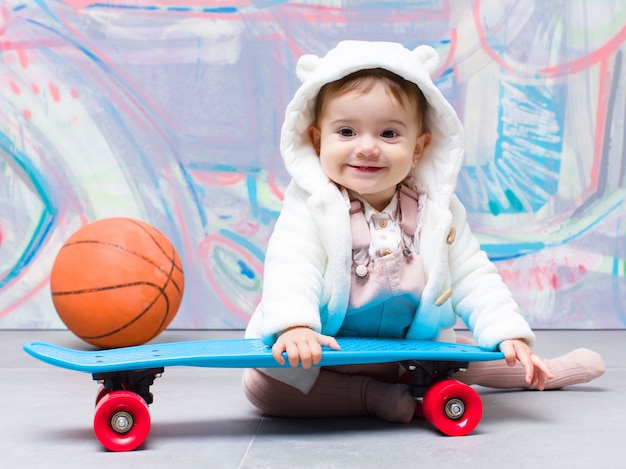 Photo urban look baby with skate board