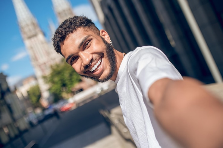 Photo urban man. handsome young man in white tshirt in the city center