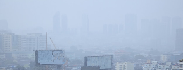 Foto vista panoramica urbana della città in una giornata piovosa