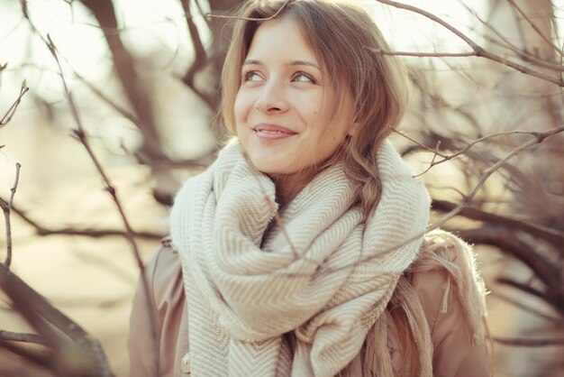 Photo urban portrait of a happy woman in coat