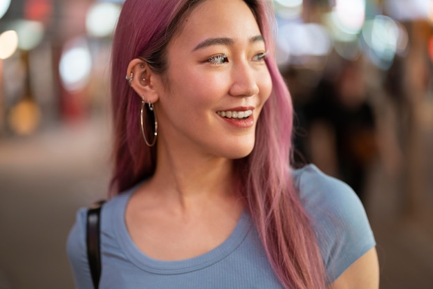 Foto ritratto urbano di giovane donna con i capelli rosa