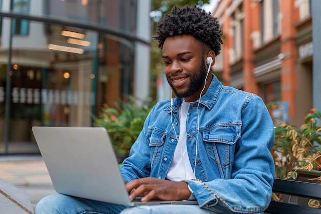 Urban Professional bezig met creatief werk op een laptop