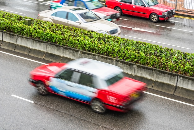 写真 都市の道路と交通、道路上の車両