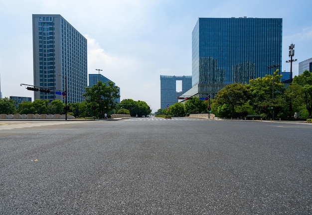 中国の杭州金融区の都市道路とオフィスビル