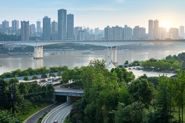 中国の重慶の都市のスカイラインと橋