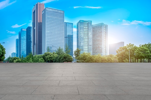 Photo urban skyscrapers with empty square floor tiles