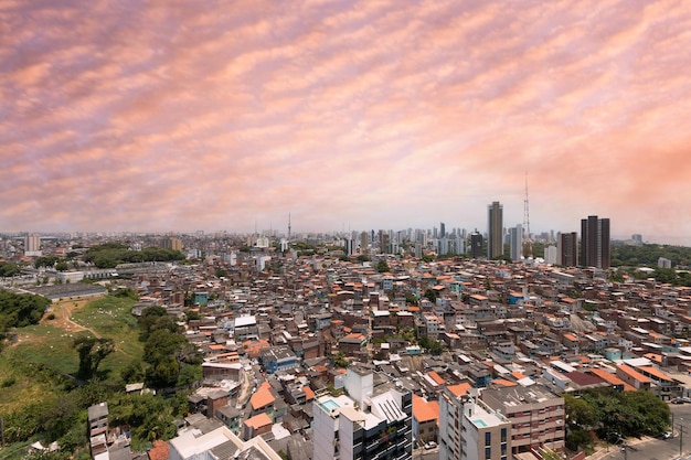 都市の社会的コントラスト建物とスラムの不平等
