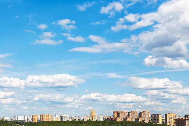 Photo urban street under blue sky with fluffy clouds