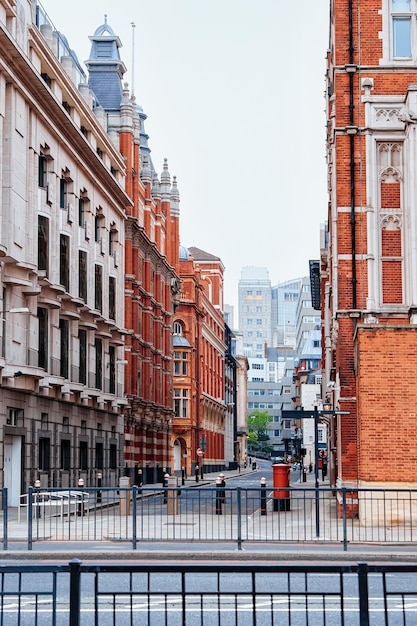 Urban Street in de stad Londen in het Verenigd Koninkrijk. Stadsgezicht met weg in het centrum, Verenigd Koninkrijk. Uitzicht met Brits plein en historische beroemde bouwarchitectuur in de oude Engelse stad, Engeland.