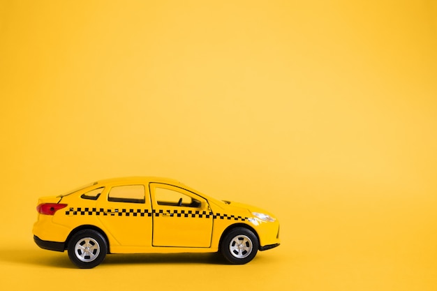 Фото Концепция городского такси и службы доставки. модель игрушечного желтого такси