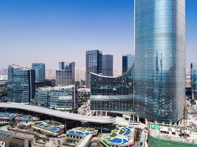 Traffico urbano con paesaggio urbano nella città della cina