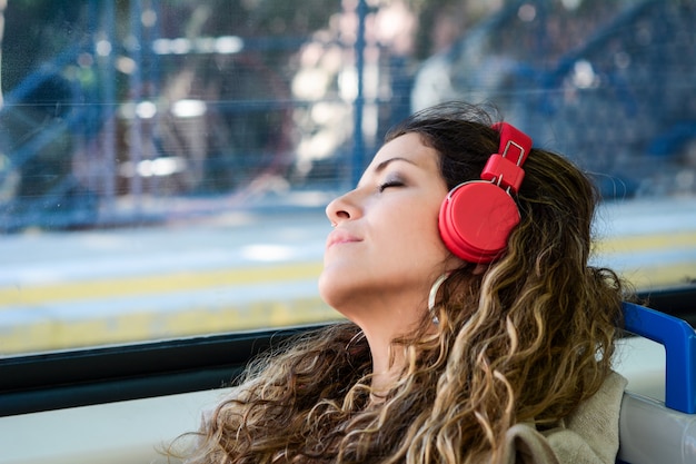 Donna urbana che dorme in un viaggio in treno accanto alla finestra.