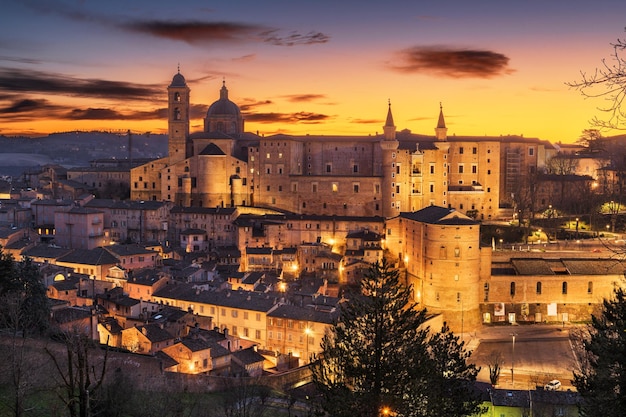 Photo urbino italy medieval walled city in the marche region