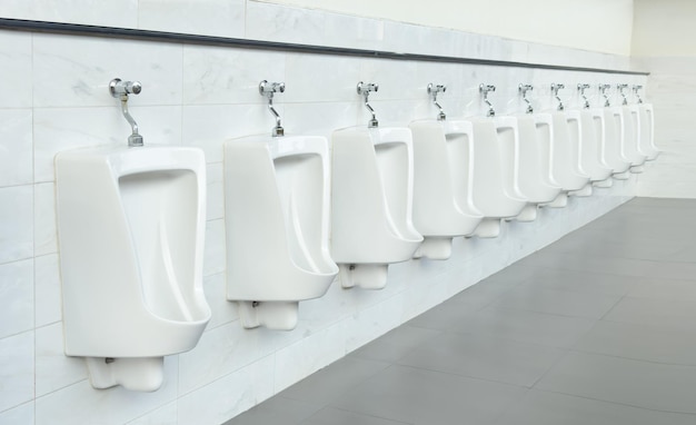 Foto urinale of sanitaire artikelen die op openbare wanden van toiletten worden geplaatst voor mannelijke gebruikers die gewoonlijk in staande positie worden gebruikt manuele push urinal flush klep inbegrepen