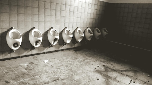 写真 捨てられた公共トイレの尿室