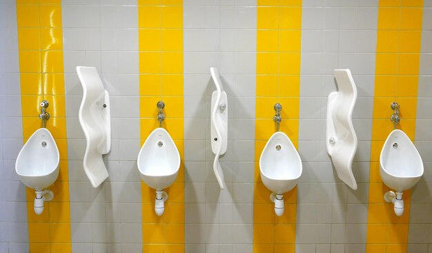 写真 公共のトイレの壁に設置された尿器