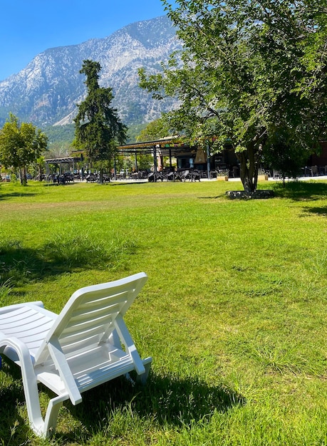 urkey Kemer. Uitzicht op het park en de bergen, op de voorgrond een ligstoel.