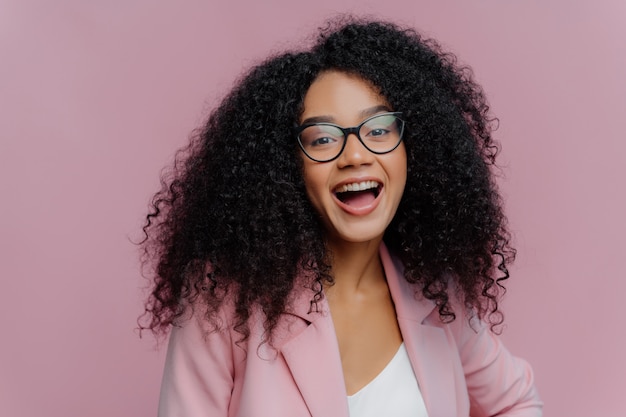 La donna dai capelli ricci si sente troppo emotiva