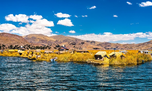 Uros drijvende eilanden op het titicacameer in de peruaanse andes