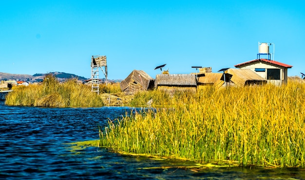 Uros drijvende eilanden op het titicacameer in peru