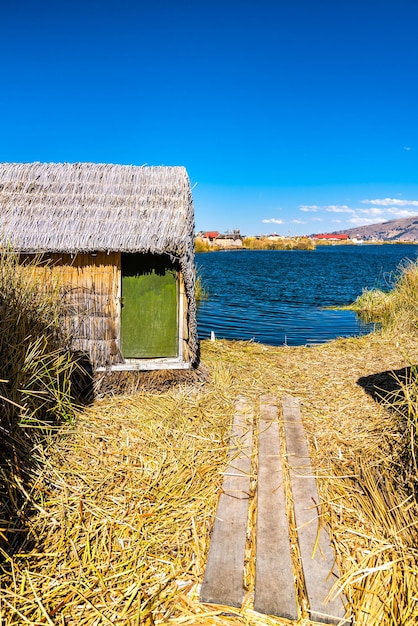 Uros drijvende eilanden op het titicacameer in peru