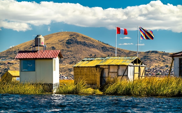 Isole galleggianti degli uros sul lago titicaca in perù