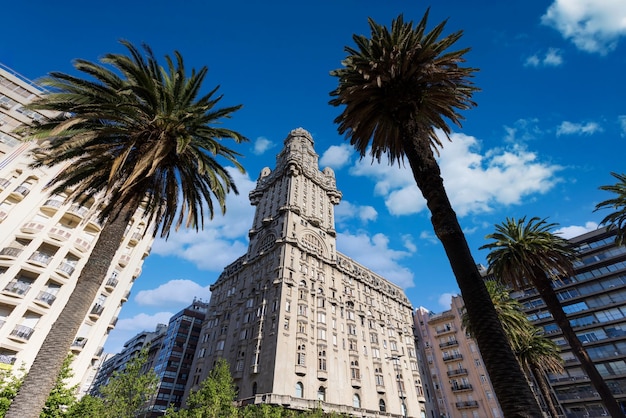 Foto uruguay montevideo onafhankelijkheidsplein in het historische stadscentrum een beroemde toeristische attractie