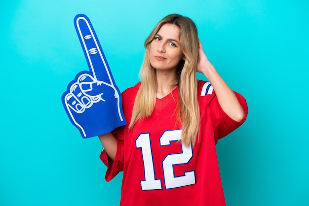 Uruguayaanse sportfan vrouw geïsoleerd op blauwe achtergrond met twijfels