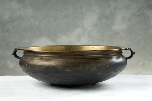 골동품 조각인 Urule 또는 황동 그릇 빈 전통적인 남부 인도 요리 그릇
