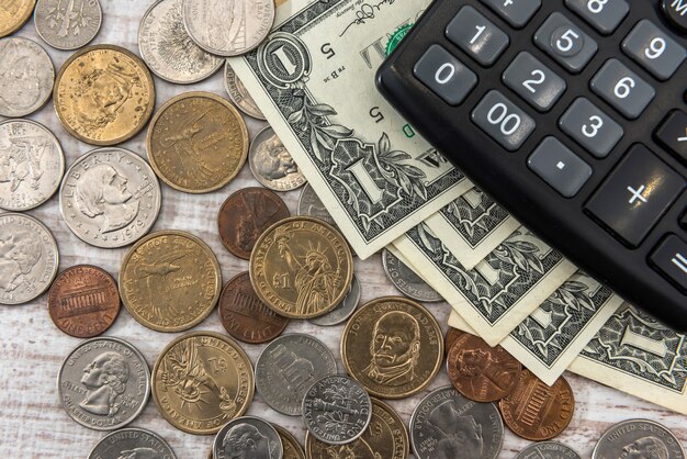 Photo us 1 dollar bills with coin cent on wooden desk